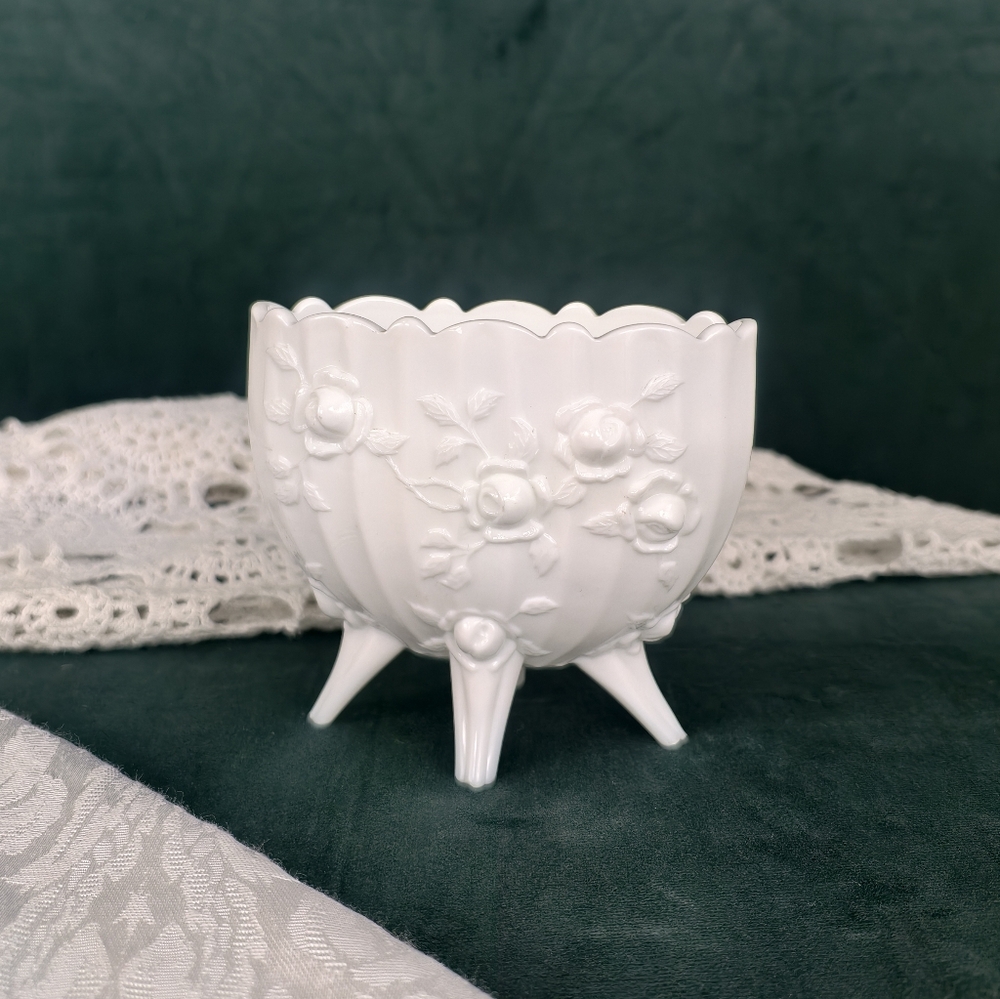 Vintage Milk Glaass White Scalloped Rosebud Footed Bowl Vase